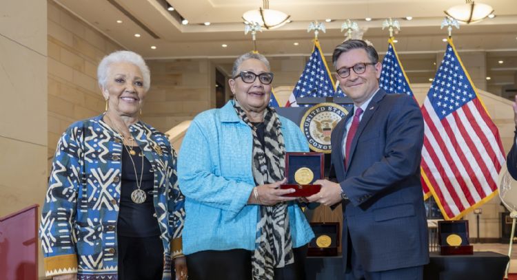Mujeres matemáticas negras de la carrera espacial reciben el mayor honor del Congreso de EU