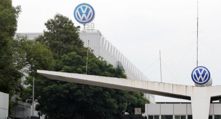 Trabajadores de Volkswagen rechazan aumento; sindicato y empresa retomarán pláticas