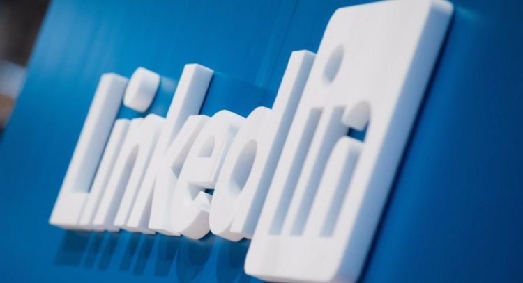 LinkedIn usó datos de usuarios para entrenar modelos de IA generativa sin informarles previamente