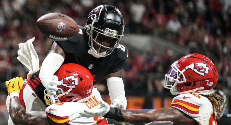 Mahomes lanza dos pases de anotación y la defensiva de Chiefs resiste para ganar 22-17 a Falcons