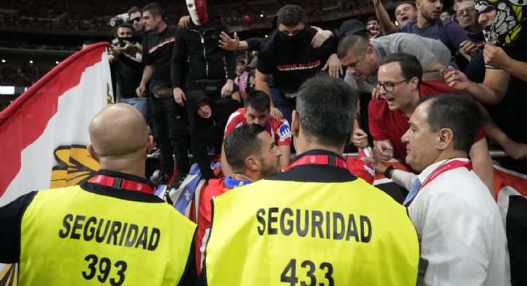 Atlético salva empate 1-1 ante Real Madrid en un derbi suspendido por lanzamiento de objetos