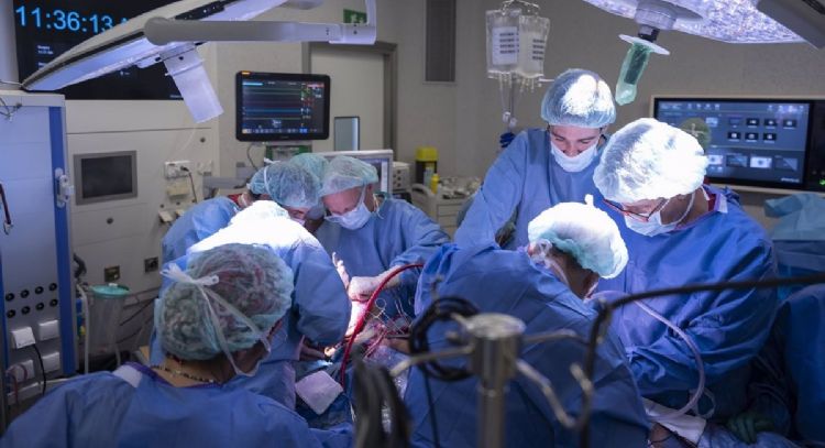 Hospital español realiza primer trasplante facial en el mundo de donante que murió por paro cardíaco