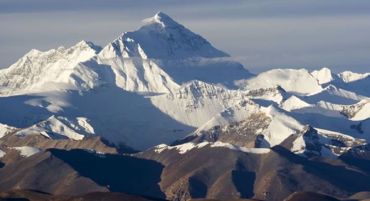 Un río está elevando la cima del Monte Everest