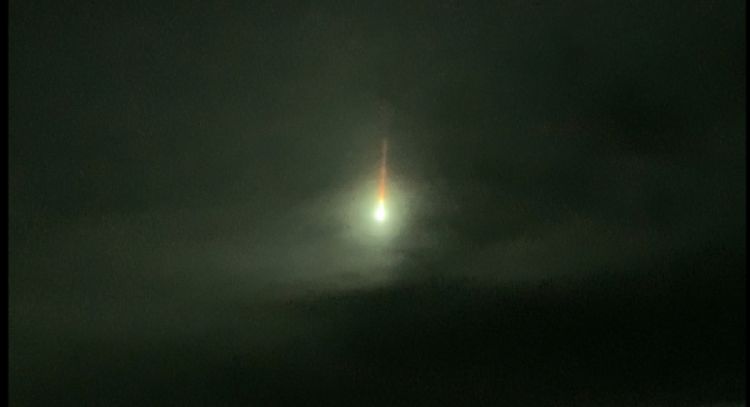 Captan el momento en que un asteroide “bola de fuego” ilumina el cielo nocturno (Videos)