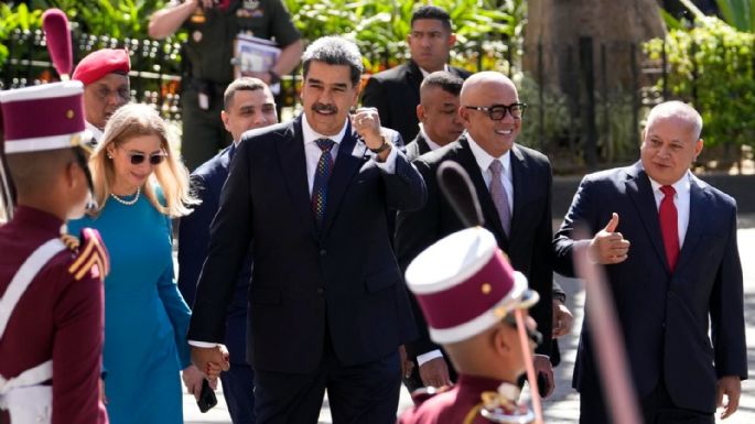 Maduro anuncia nueva constitución y la oposición lo acusa de usurpador