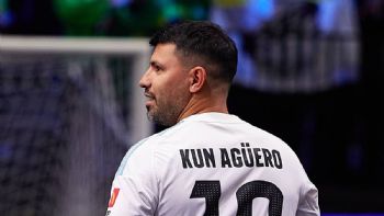 "Kun" Agüero llama “basura” a arbitro y lo acusa de favorecer a México