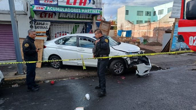 Muere mujer de la tercera edad al impactarse un vehículo contra su negocio