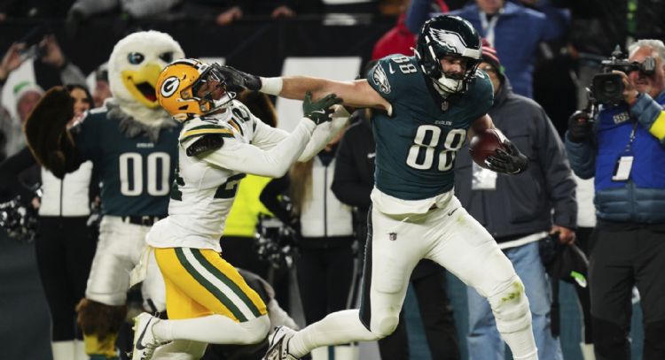 Hurts lanza para 2 TD y Goedert hace una jugada estelar en victoria de Eagles 22-10 sobre Packers