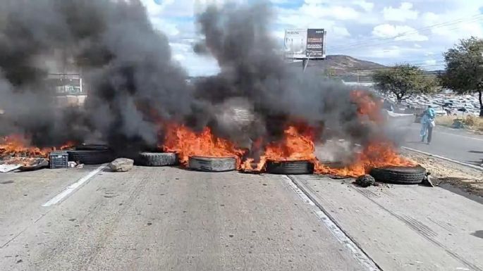 Vecinos de Querétaro recurren a bloqueos viales ante inseguridad y corte de luz