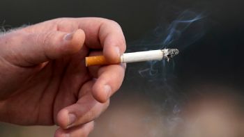 La FDA propone plan para hacer que los cigarros sean menos adictivos; su destino depende de Trump