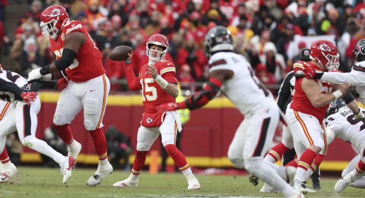 Mahomes y Kelce ayudan a los Chiefs a obtener una victoria de 23-14 sobre los Texans