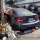 Joven choca su Mercedes Benz contra puestos de comida