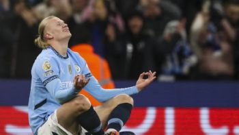 Manchester City remonta y vence 3-1 al Chelsea, mientras el Liverpool sigue como líder general