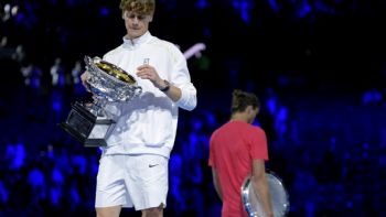 Jannik Sinner vence a Alexander Zverev y gana su segundo título consecutivo del Abierto de Australia