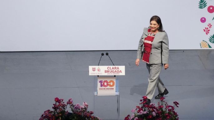 Clara Brugada presume la licencia de conducir permanente en el informe de sus primeros 100 días