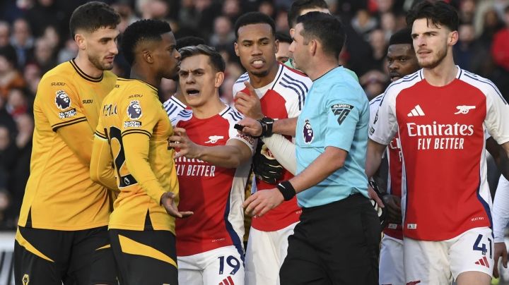 La policía investiga amenazas de muerte al árbitro Michael Oliver tras el juego Wolves-Arsenal