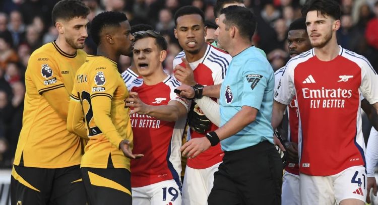 La policía investiga amenazas de muerte al árbitro Michael Oliver tras el juego Wolves-Arsenal