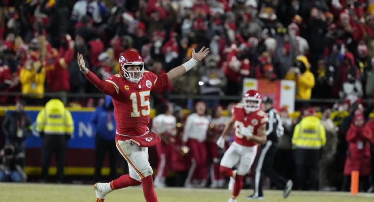 Los Chiefs avanzan a su tercer Super Bowl seguido con más magia de Mahomes al vencer 32-29 a Bills