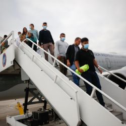 Aterriza en Chiapas avión con 121 mexicanos deportados de EU