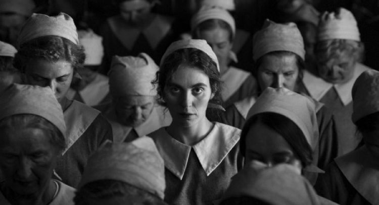 “La chica de la aguja”, nominada al Oscar, una historia de ficción que se conecta con el mundo actua