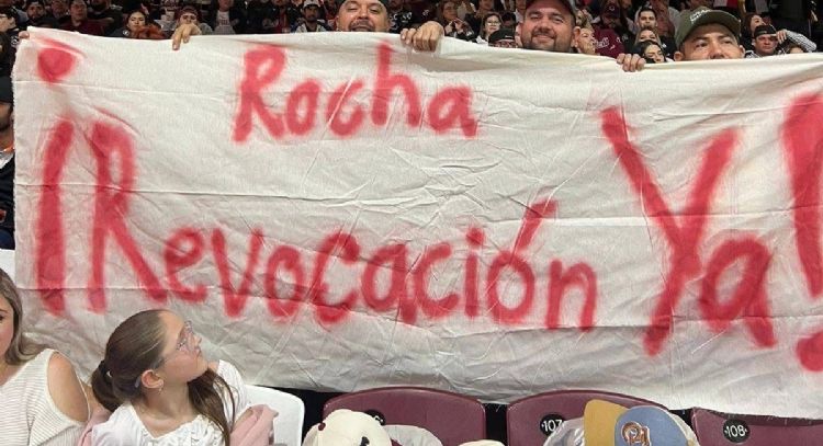 Aficionados piden renuncia del gobernador Rocha Moya en juego entre Charros y Tomateros en Sinaloa