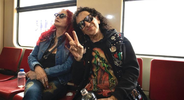 Alex Lora sorprende a usuarios del Tren Suburbano con "palomazo"