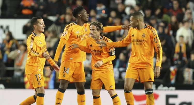 Con 10 jugadores, el Real Madrid consuma remontada y vence 2-1 a Valencia, para tomar la cima