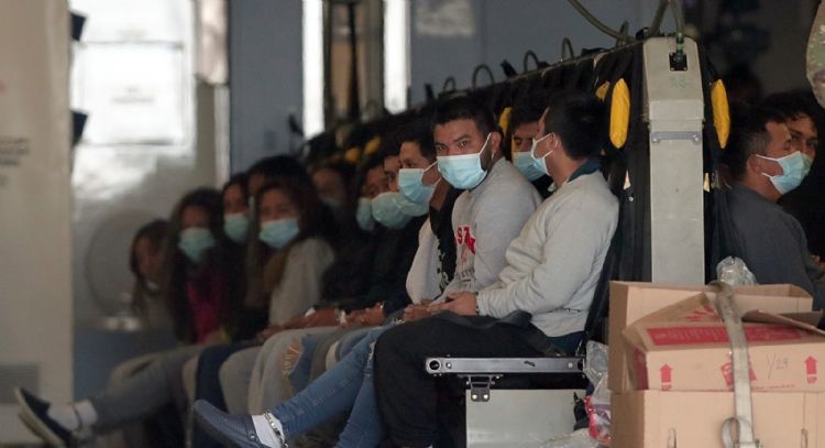 Avión militar de EU con deportados no pidió autorización para sobrevolar México: Segob