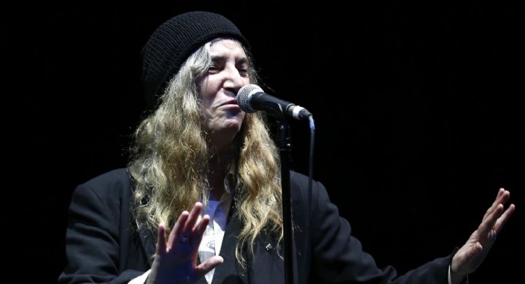 Patti Smith se disculpa por cancelar un espectáculo tras desmayarse en el escenario en Brasil