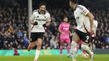 Raúl Jiménez rompe marca de "Chicharito", al convertir 2 penales, y Fulham empata 2-2 con Ipswich