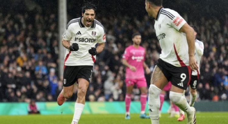 Raúl Jiménez rompe marca de "Chicharito", al convertir 2 penales, y Fulham empata 2-2 con Ipswich