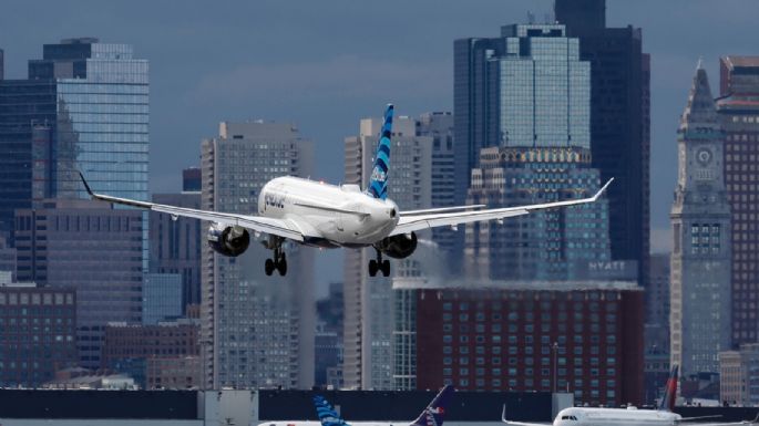 Pasajero abre puerta de avión justo antes de despegar