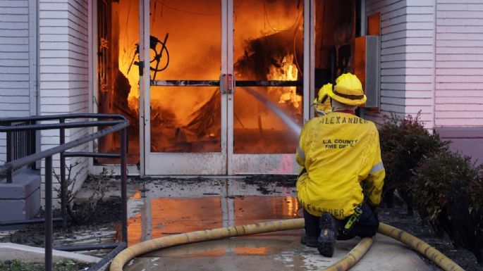 Incendios arden fuera de control en área metropolitana de Los Ángeles y causan cinco muertes