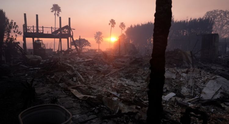 Billy Crystal y Mandy Moore, entre los que perdieron sus hogares en incendios de Los Ángeles