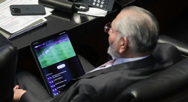 Adán Augusto López ve el futbol mientras comparece el secretario de Hacienda (Video)