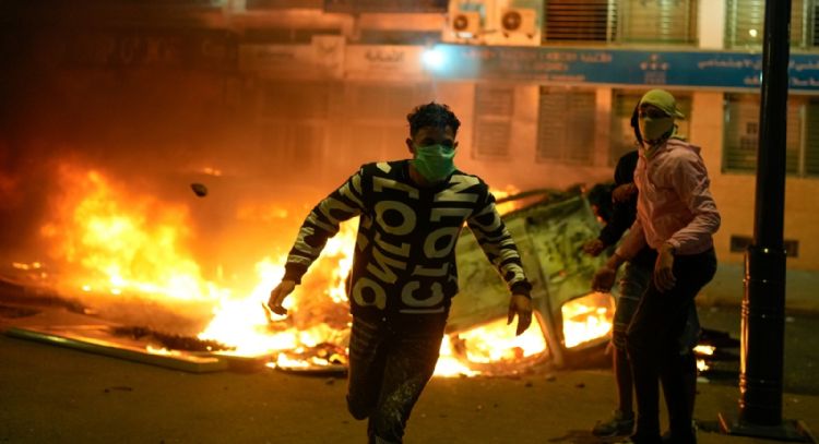 Tres muertos y 400 detenidos bajo amenaza de "cadena perpetua" en las protestas de Marruecos