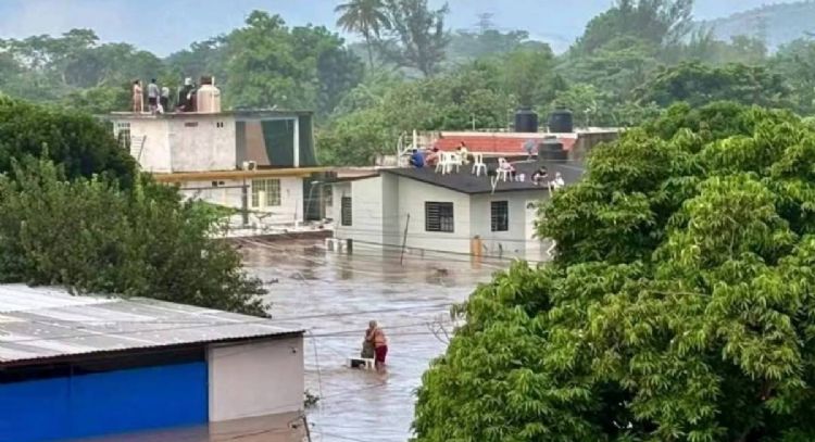 Fallecen dos personas y miles resultan afectadas por inundaciones y deslaves en Veracruz