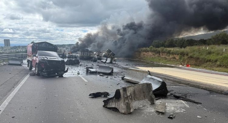 Choque entre pipa y tráiler provoca incendio y cierre de autopista México–Puebla (Videos)