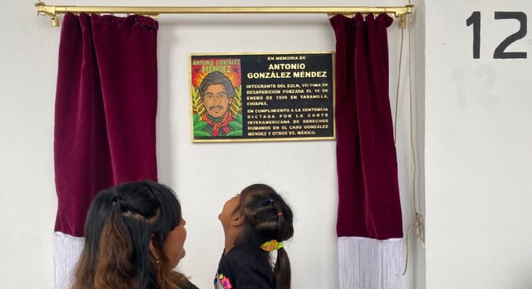 Develan en Chiapas placa en honor a indígena chol desaparecido que fue miembro del EZLN