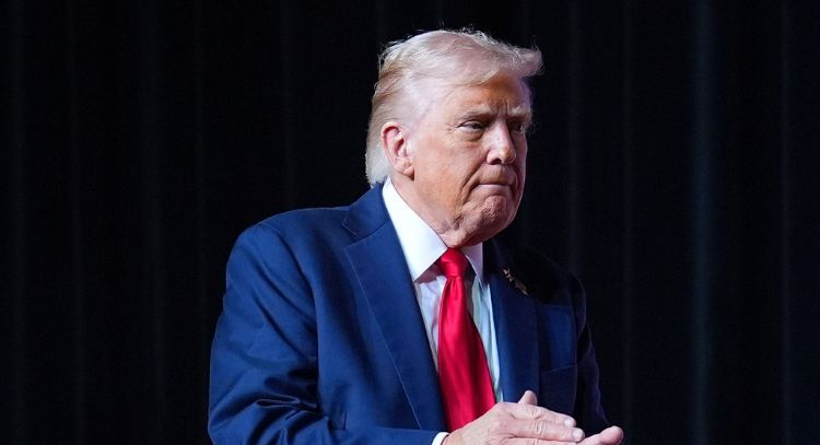 Trump ordena usar “todos los fondos disponibles” para pagar a tropas pese al cierre de gobierno