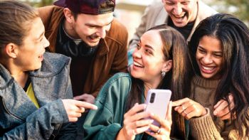 Gen Z y Gen X en el trabajo: del “regaño” al coaching, qué cambió
