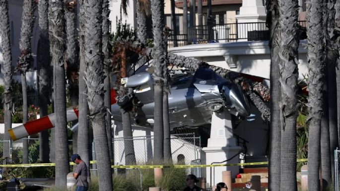 Helicóptero pierde el control y se estrella en Huntington Beach, California (Videos)
