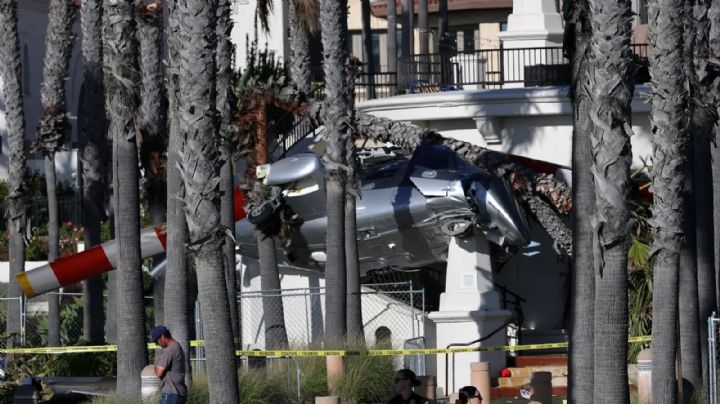 Helicóptero pierde el control y se estrella en Huntington Beach, California (Videos)