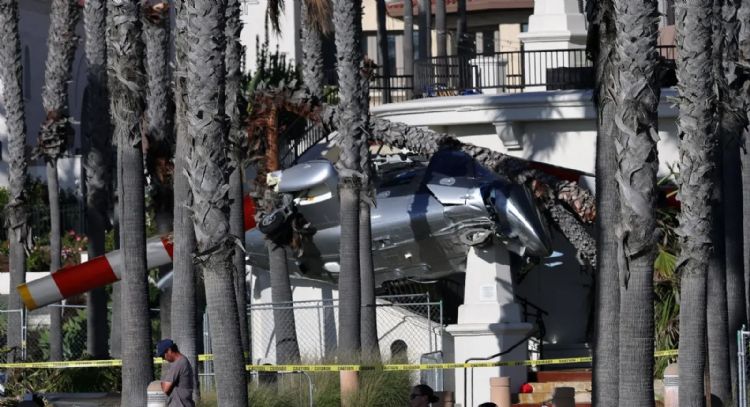 Helicóptero pierde el control y se estrella en Huntington Beach, California (Videos)