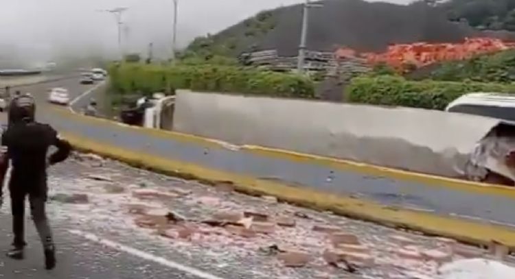 Vuelca un tracto camión de refrescos en La Pera; carga vehicular en la México-Cuernavaca (Video)