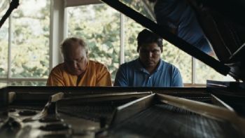 Documental sobre el pianista estadunidense Romayne y su ahijado rarámuri, también músico, Romeyno