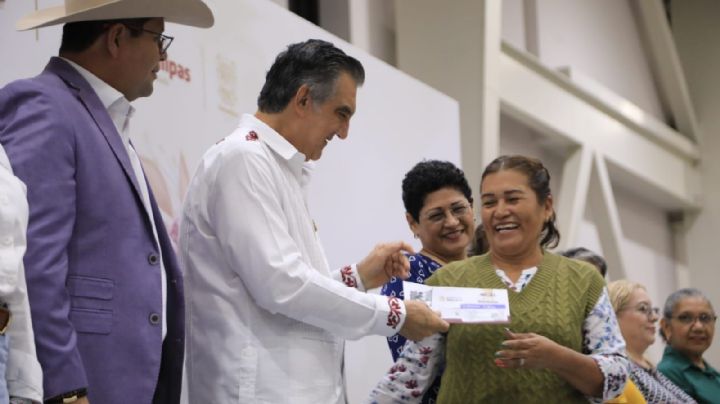 Entrega Américo tarjetas de Pensión Mujeres Bienestar; llegará a 93 mil tamaulipecas