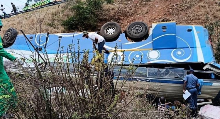 Accidente de autobús en región montañosa de Sudáfrica mata al menos a 42 personas