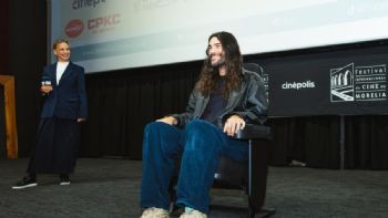 Oliver Laxe presenta su polémica película “Sirat” en el Festival Internacional de Cine de Morelia