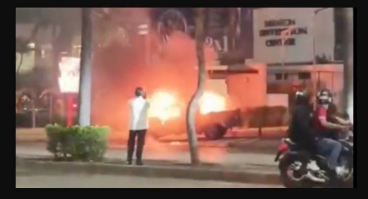 Explota camioneta en Guayaquil; muere hombre que grababa el accidente